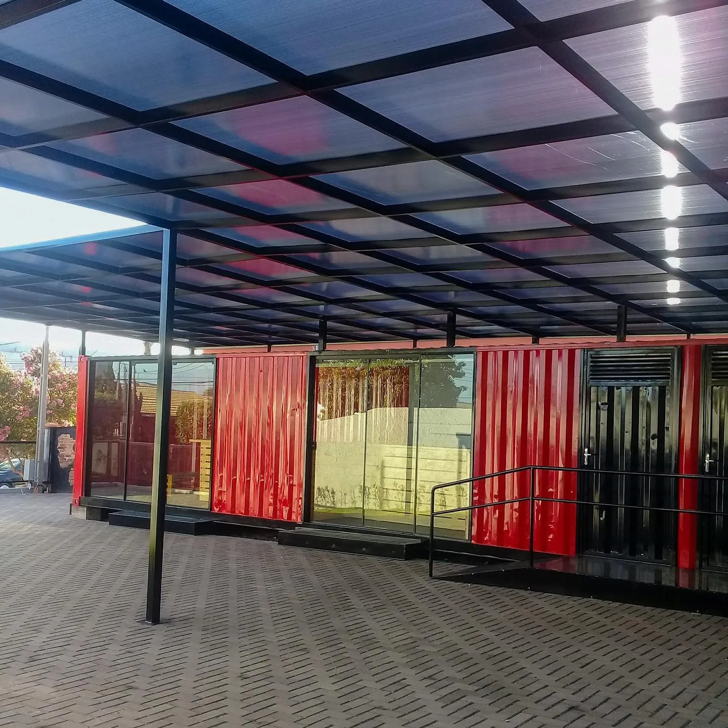 Cobertura metálica com pérgola de policarbonato fabricada pela MR Serralheria