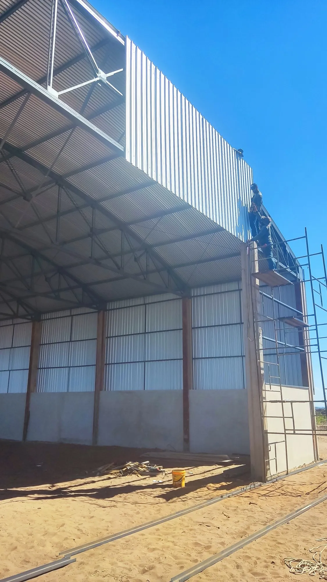 Empena e cobertura de galpão metálico com fechamento concluído — estrutura metálica no Paraná
