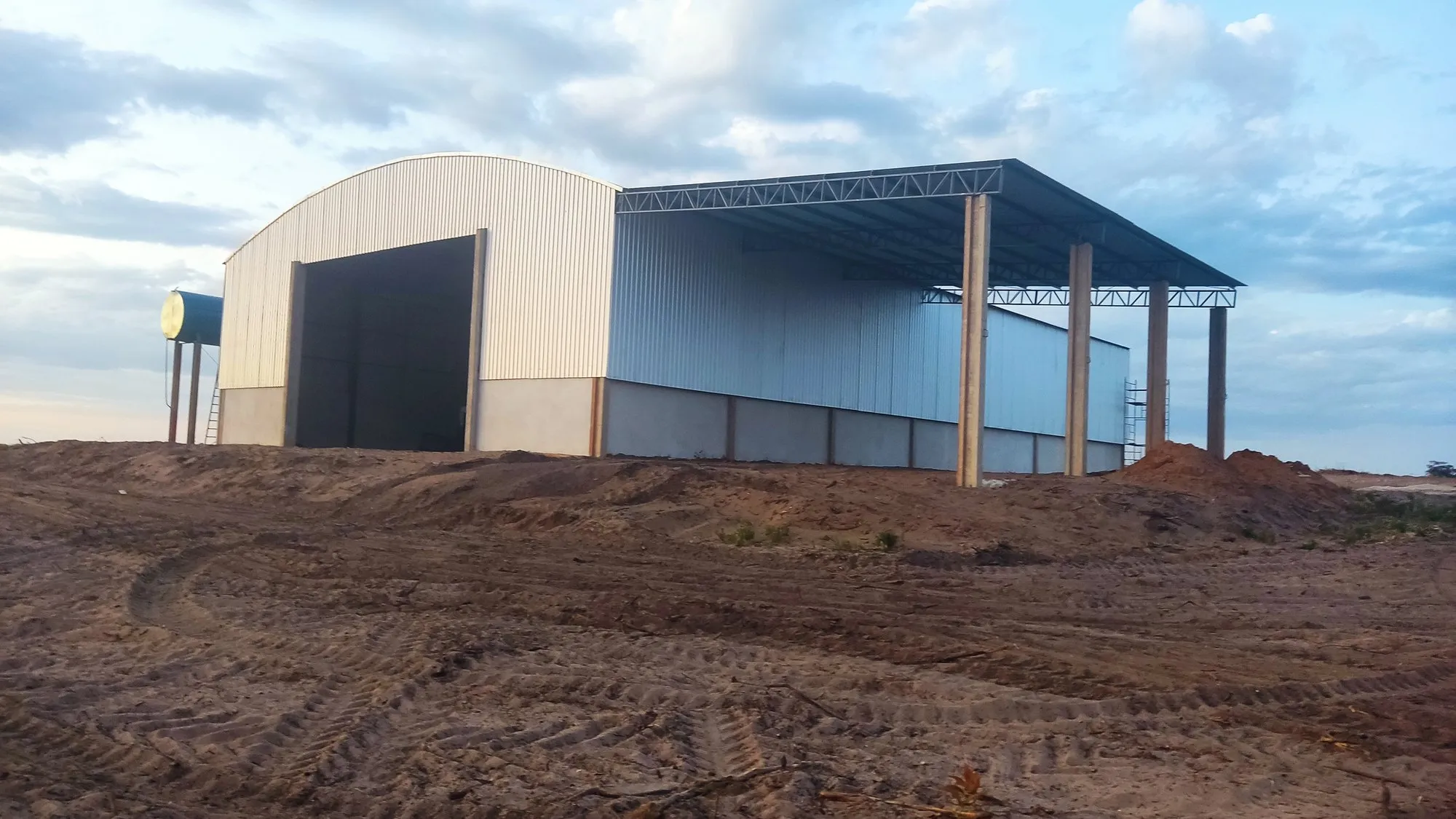 Fachada de galpão metálico agrícola concluído com portão de correr — estrutura metálica no Paraná