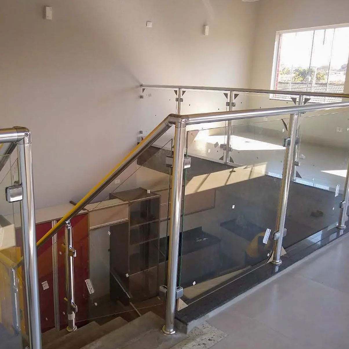 Guarda-corpo em vidro e inox para escada — serralheria em Sertanópolis
