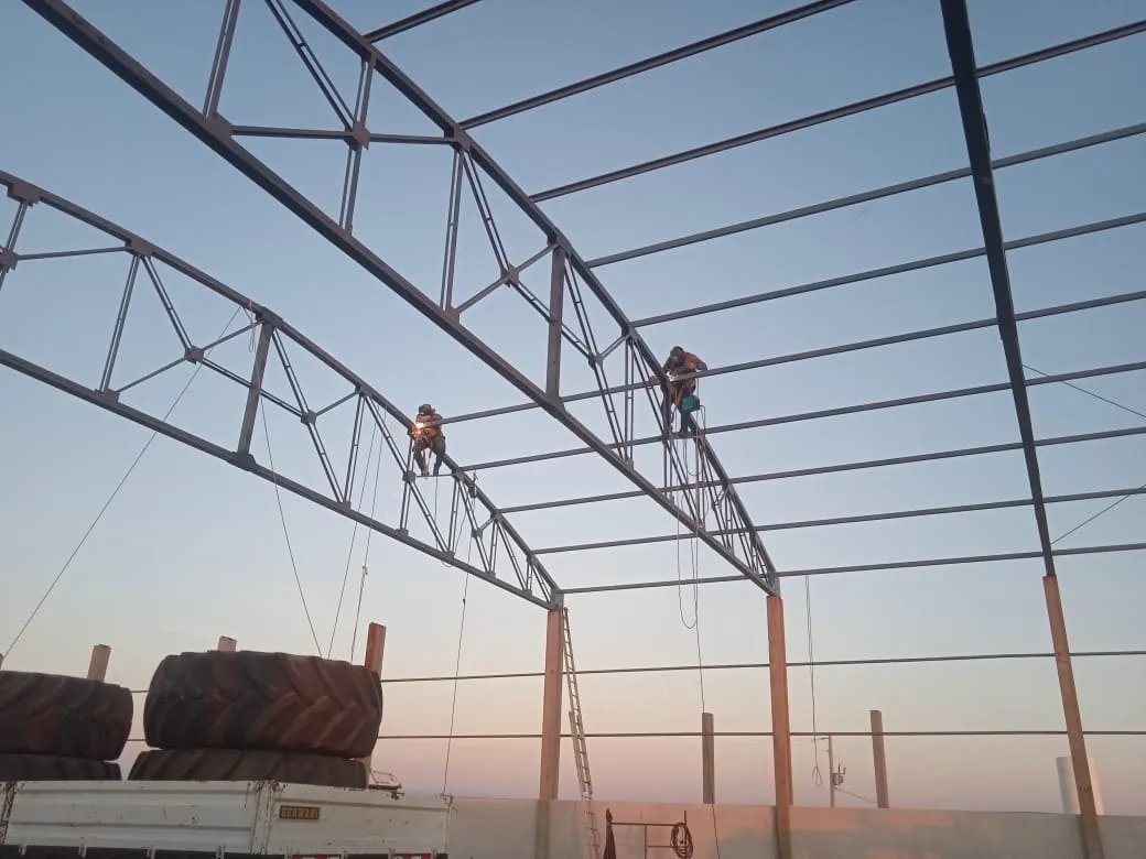 Montagem de estrutura metálica de galpão na golden hour — MR Serralheria, Sertanópolis-PR