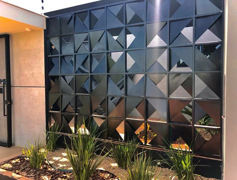 Painel metálico tridimensional com padrão de diamantes em aço preto — serralheria em Sertanópolis