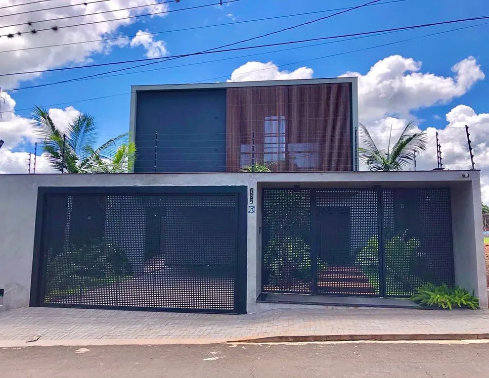 Portões duplos em chapa perfurada preta em residência moderna — MR Serralheria, Sertanópolis-PR
