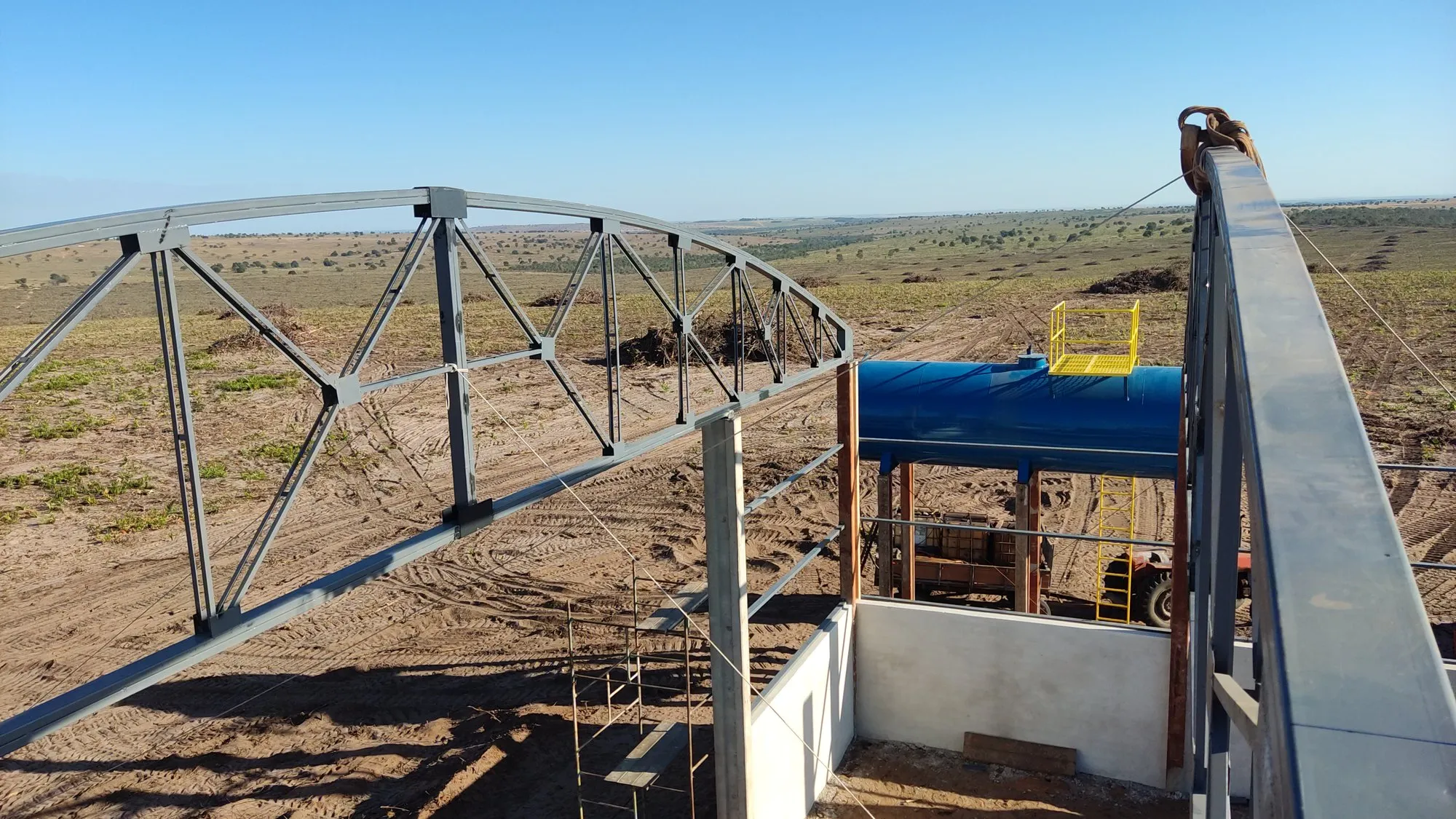 Tesoura metálica treliçada montada no solo pronta para içamento — fabricação própria MR Serralheria
